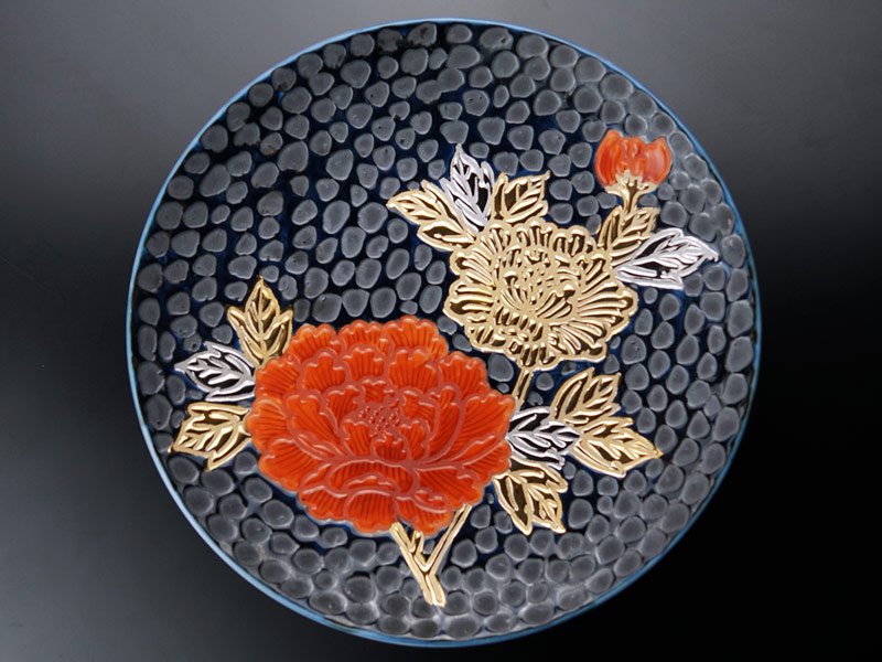 Grande assiette décorative en porcelaine d’Arita – pivoine, tenmoku à l’or et au platine