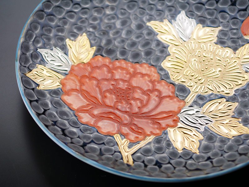 Grande assiette décorative en porcelaine d’Arita – pivoine, tenmoku à l’or et au platine