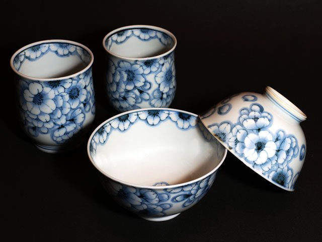 Ensemble Mutsuzoroi « cerisiers sometsuke » – bols à riz et yunomi