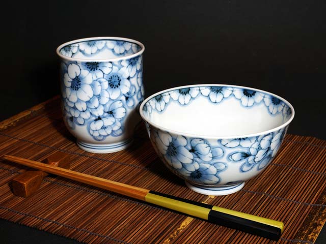 Ensemble Mutsuzoroi « cerisiers sometsuke » – bols à riz et yunomi