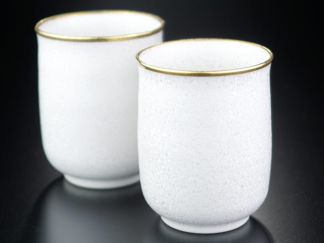 Four Shinemon, paire de yunomi – Shiro Tenmoku, décor à l’or