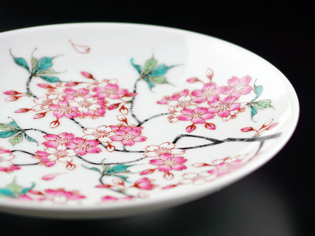 Four Jin, assiette décorative – cerisiers Gokusai d’une extrême finesse, porcelaine d’Arita