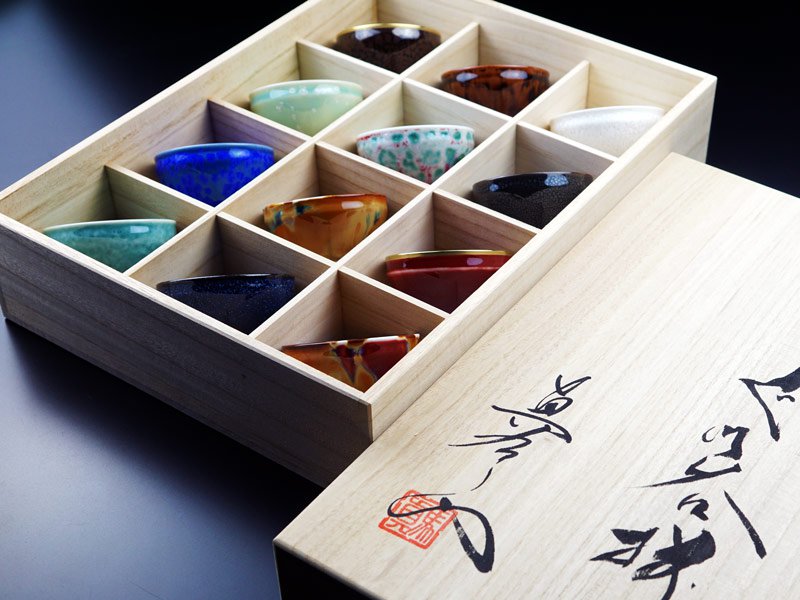 Ensemble de 12 coupes à saké japonaises (guinomi) – four Shinemon, porcelaine d’Arita