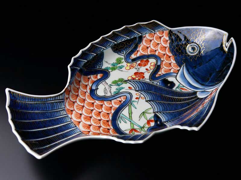 Grande assiette décorative – style kinrande, shochikubai et daurade, porcelaine d’Arita