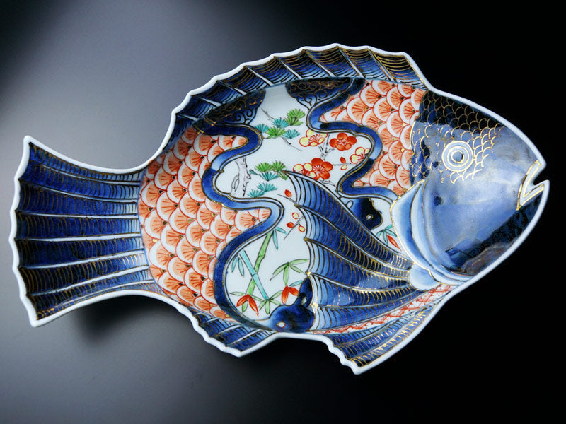 Grande assiette décorative – style kinrande, shochikubai et daurade, porcelaine d’Arita