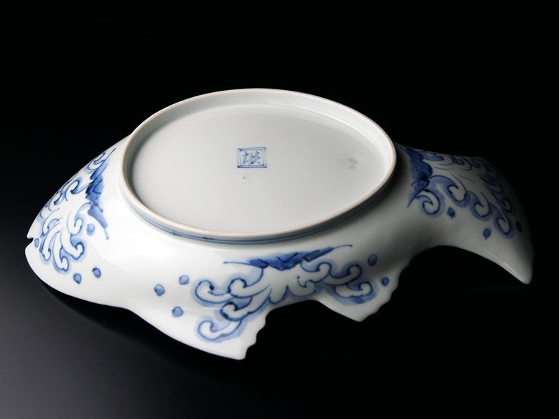 Grande assiette décorative – style kinrande, shochikubai et daurade, porcelaine d’Arita