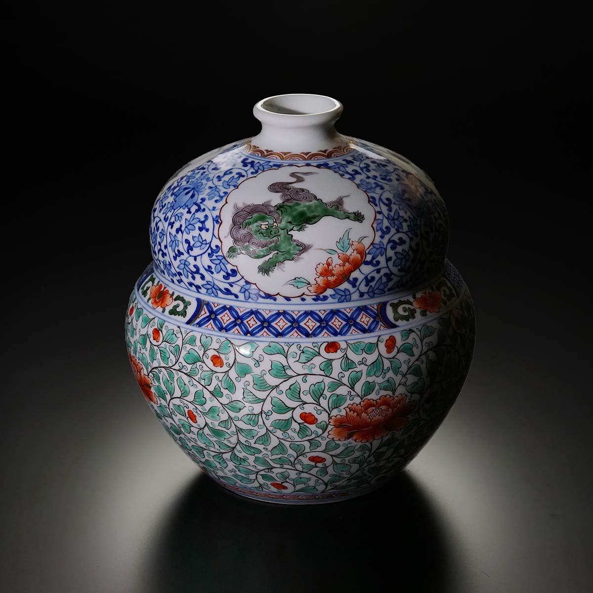 Shinemon Kiln Akae Chrysanthemum and Lion Vase by the First Shinemon - Arita Ware