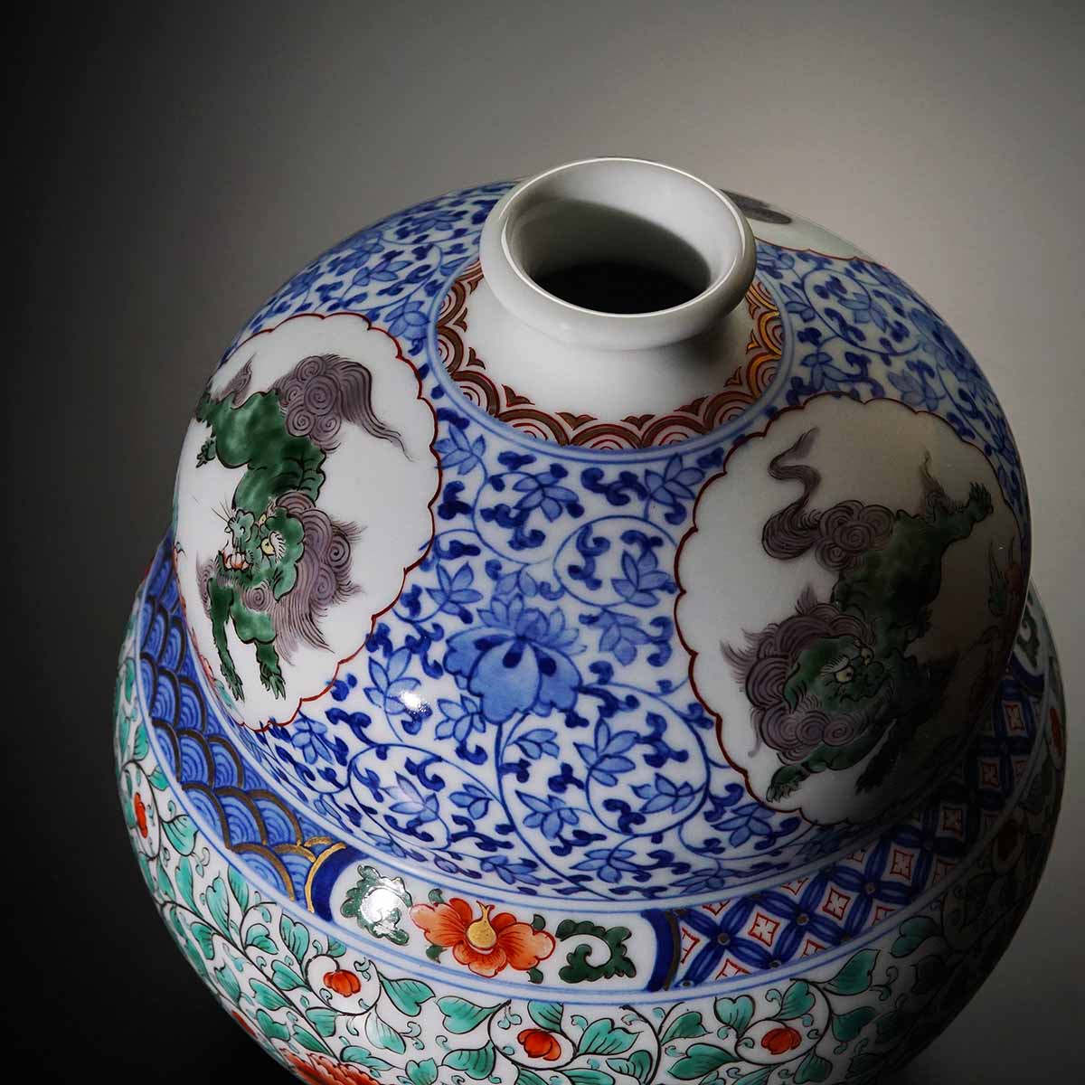 Shinemon Kiln Akae Chrysanthemum and Lion Vase by the First Shinemon - Arita Ware