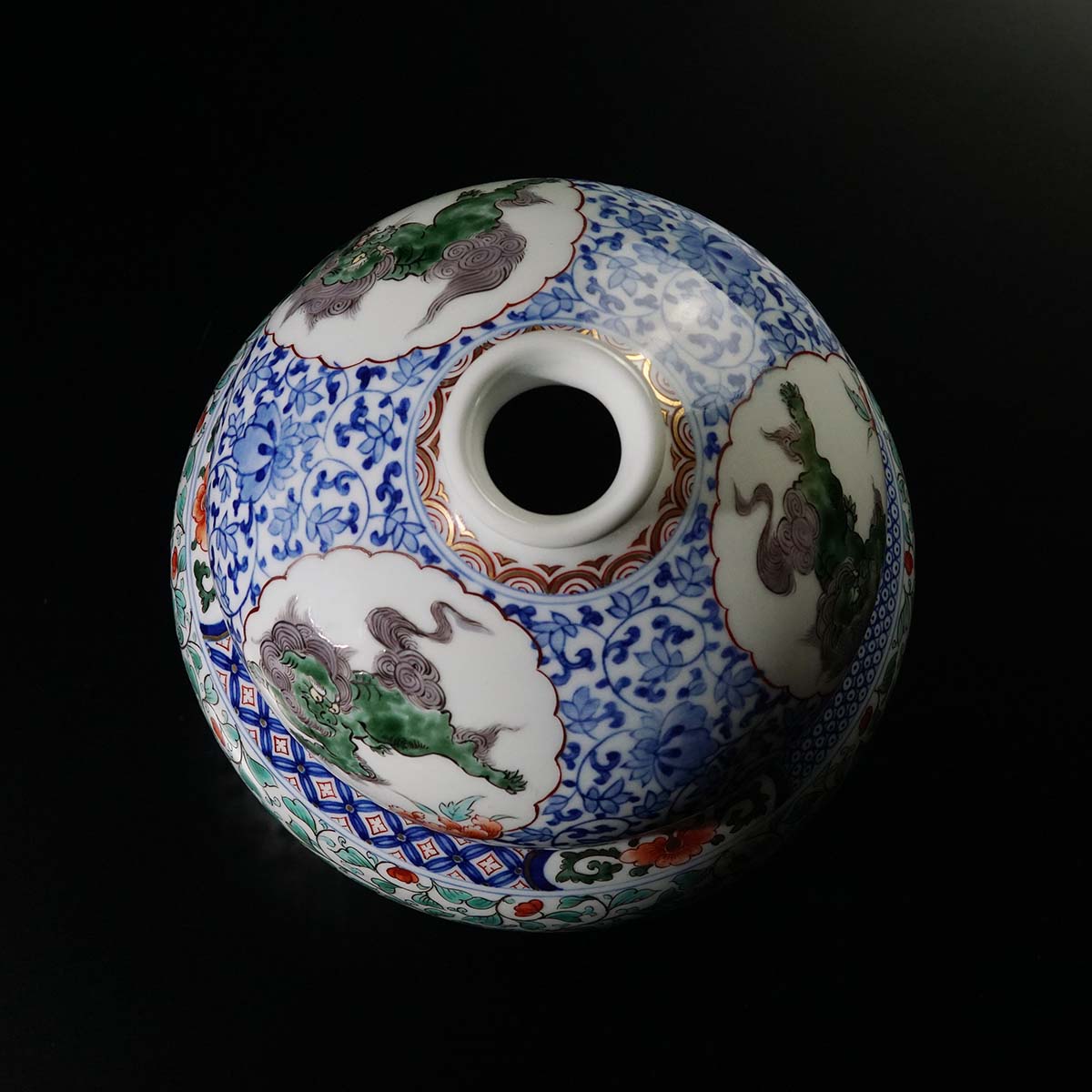 Shinemon Kiln Akae Chrysanthemum and Lion Vase by the First Shinemon - Arita Ware