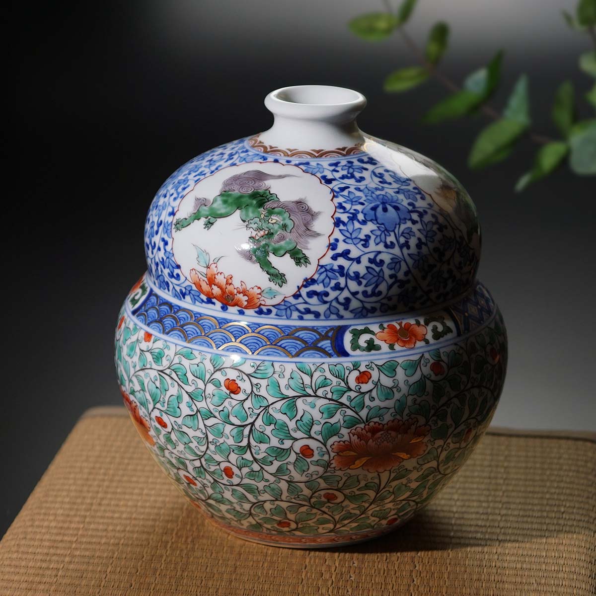 Shinemon Kiln Akae Chrysanthemum and Lion Vase by the First Shinemon - Arita Ware