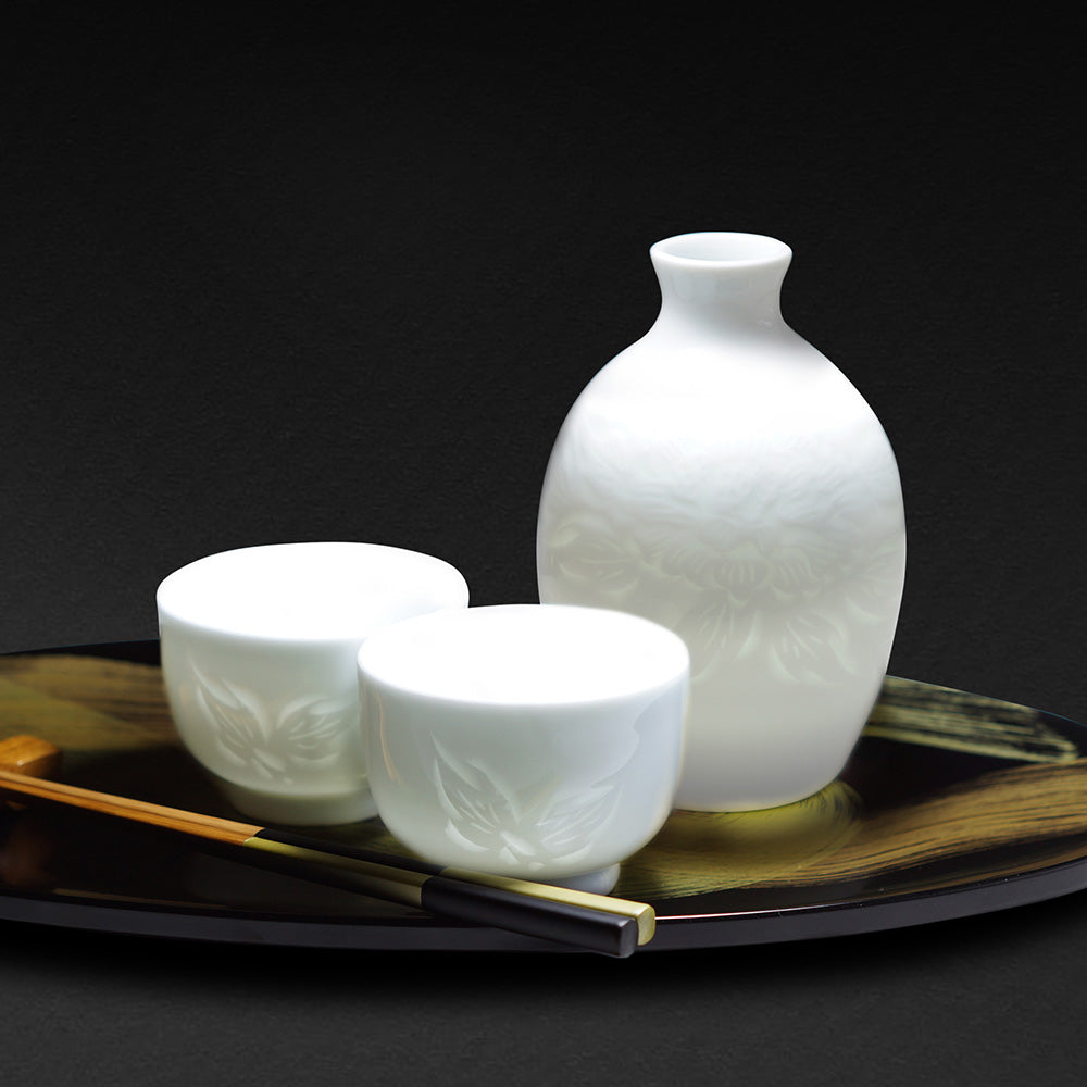 Tour de potier à la main, ensemble de tasses à saké en porcelaine blanche sculptées à la main Sculpture de pivoine en porcelaine blanche