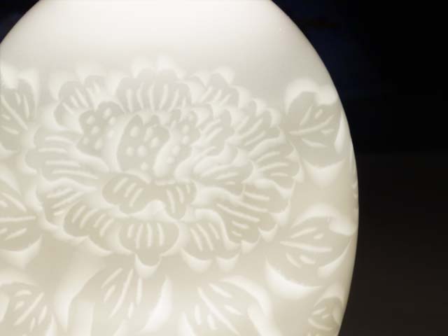 Tour de potier à la main, ensemble de tasses à saké en porcelaine blanche sculptées à la main Sculpture de pivoine en porcelaine blanche
