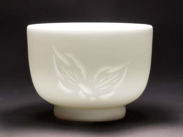 Tour de potier à la main, ensemble de tasses à saké en porcelaine blanche sculptées à la main Sculpture de pivoine en porcelaine blanche