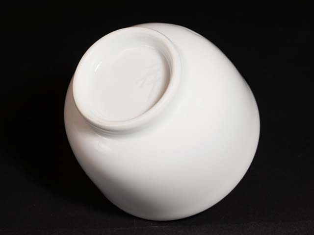 Tour de potier à la main, ensemble de tasses à saké en porcelaine blanche sculptées à la main Sculpture de pivoine en porcelaine blanche