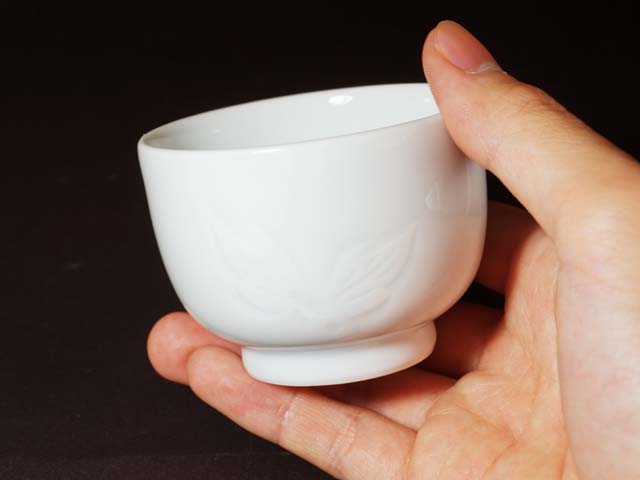 Tour de potier à la main, ensemble de tasses à saké en porcelaine blanche sculptées à la main Sculpture de pivoine en porcelaine blanche
