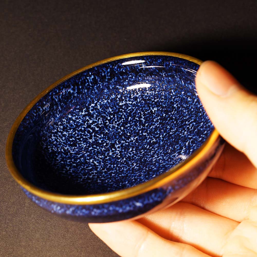 Coupe à saké plate type tenmoku Ginga Honkinsai