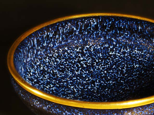 Coupe à saké plate type tenmoku Ginga Honkinsai