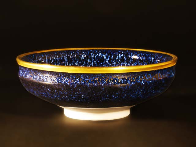Coupe à saké plate type tenmoku Ginga Honkinsai