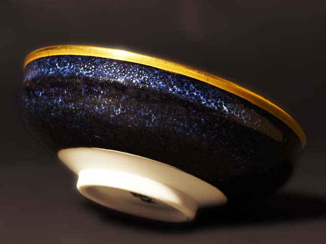 Coupe à saké plate type tenmoku Ginga Honkinsai