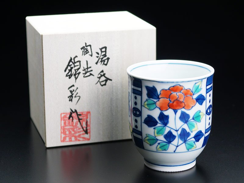 Tasse à thé japonaise (yunomi) – Somenishiki, chrysanthème et pivoine, porcelaine d’Arita