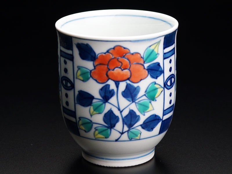 Tasse à thé japonaise (yunomi) – Somenishiki, chrysanthème et pivoine, porcelaine d’Arita