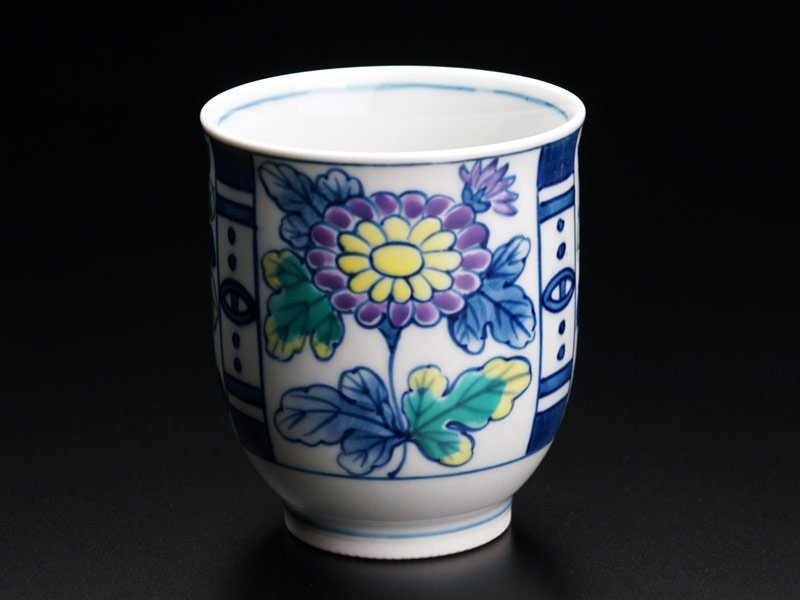 Tasse à thé japonaise (yunomi) – Somenishiki, chrysanthème et pivoine, porcelaine d’Arita