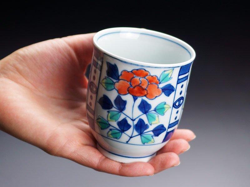 Tasse à thé japonaise (yunomi) – Somenishiki, chrysanthème et pivoine, porcelaine d’Arita