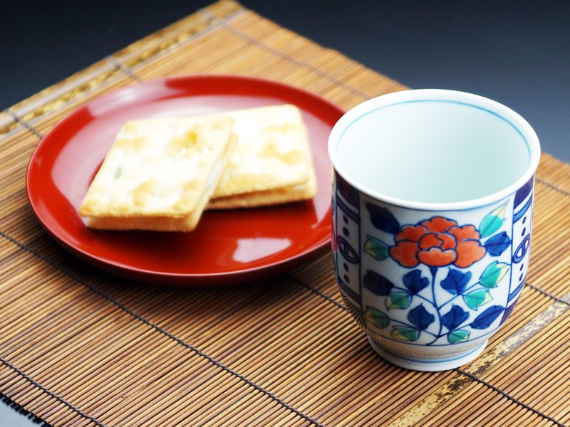 Tasse à thé japonaise (yunomi) – Somenishiki, chrysanthème et pivoine, porcelaine d’Arita