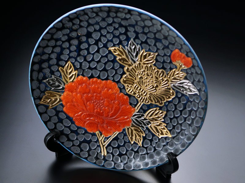 Grande assiette décorative en porcelaine d’Arita – pivoine, tenmoku à l’or et au platine