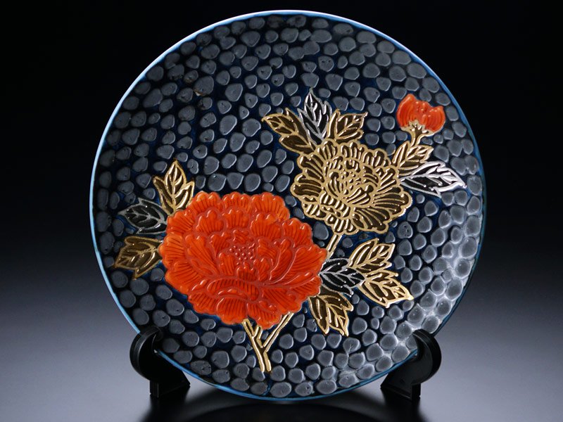Grande assiette décorative en porcelaine d’Arita – pivoine, tenmoku à l’or et au platine