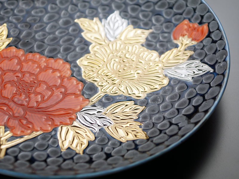 Grande assiette décorative en porcelaine d’Arita – pivoine, tenmoku à l’or et au platine