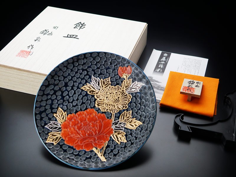 Grande assiette décorative en porcelaine d’Arita – pivoine, tenmoku à l’or et au platine