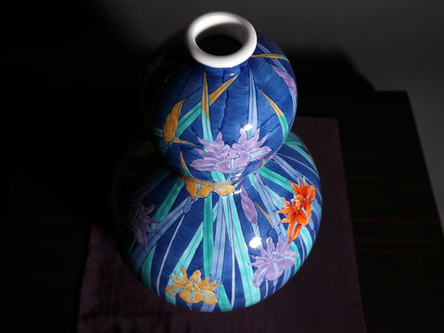 有田烧 葫芦形装饰花瓶 - 染锦菖蒲图