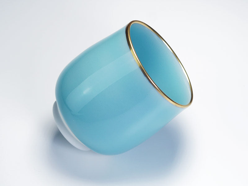 Tasse à thé japonaise (yunomi) « Soranohikari » – céladon Kinuta, décor à l’or fin, four Shinemon, porcelaine d’Arita