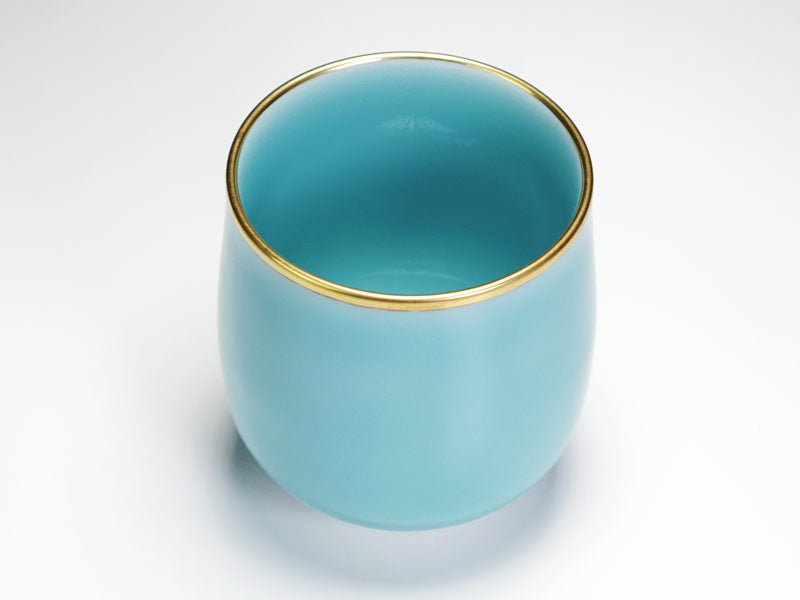 Tasse à thé japonaise (yunomi) « Soranohikari » – céladon Kinuta, décor à l’or fin, four Shinemon, porcelaine d’Arita