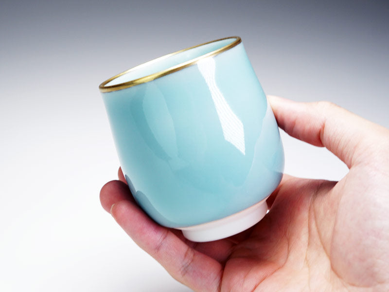 Tasse à thé japonaise (yunomi) « Soranohikari » – céladon Kinuta, décor à l’or fin, four Shinemon, porcelaine d’Arita