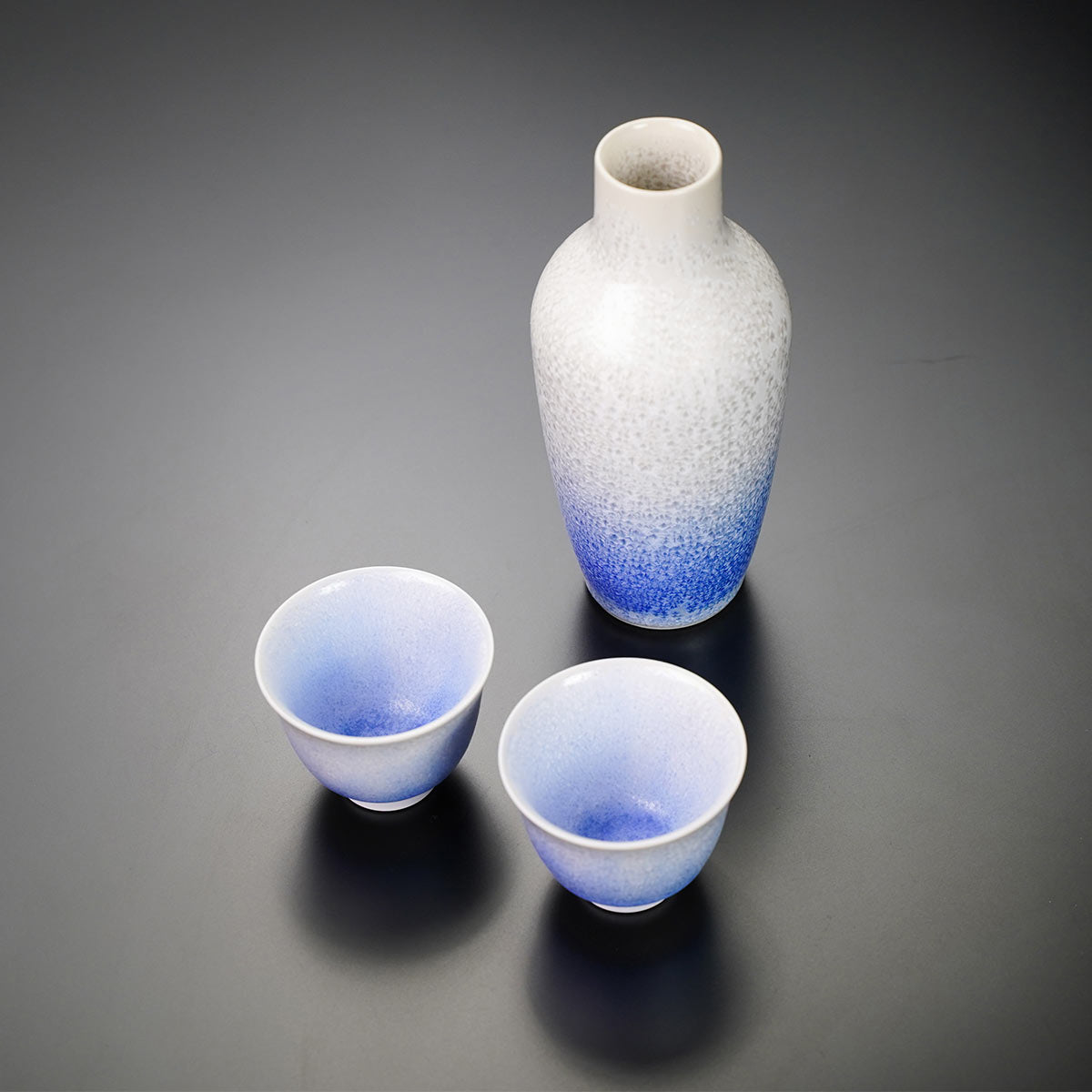 Service à saké japonais « Aizome-Suiteki » (gouttes de rosée indigo) – four Shinemon, porcelaine d'Arita