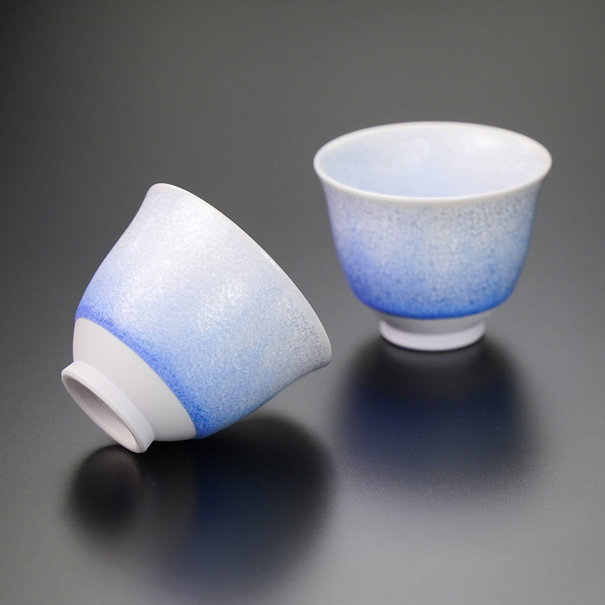 Service à saké japonais « Aizome-Suiteki » (gouttes de rosée indigo) – four Shinemon, porcelaine d'Arita