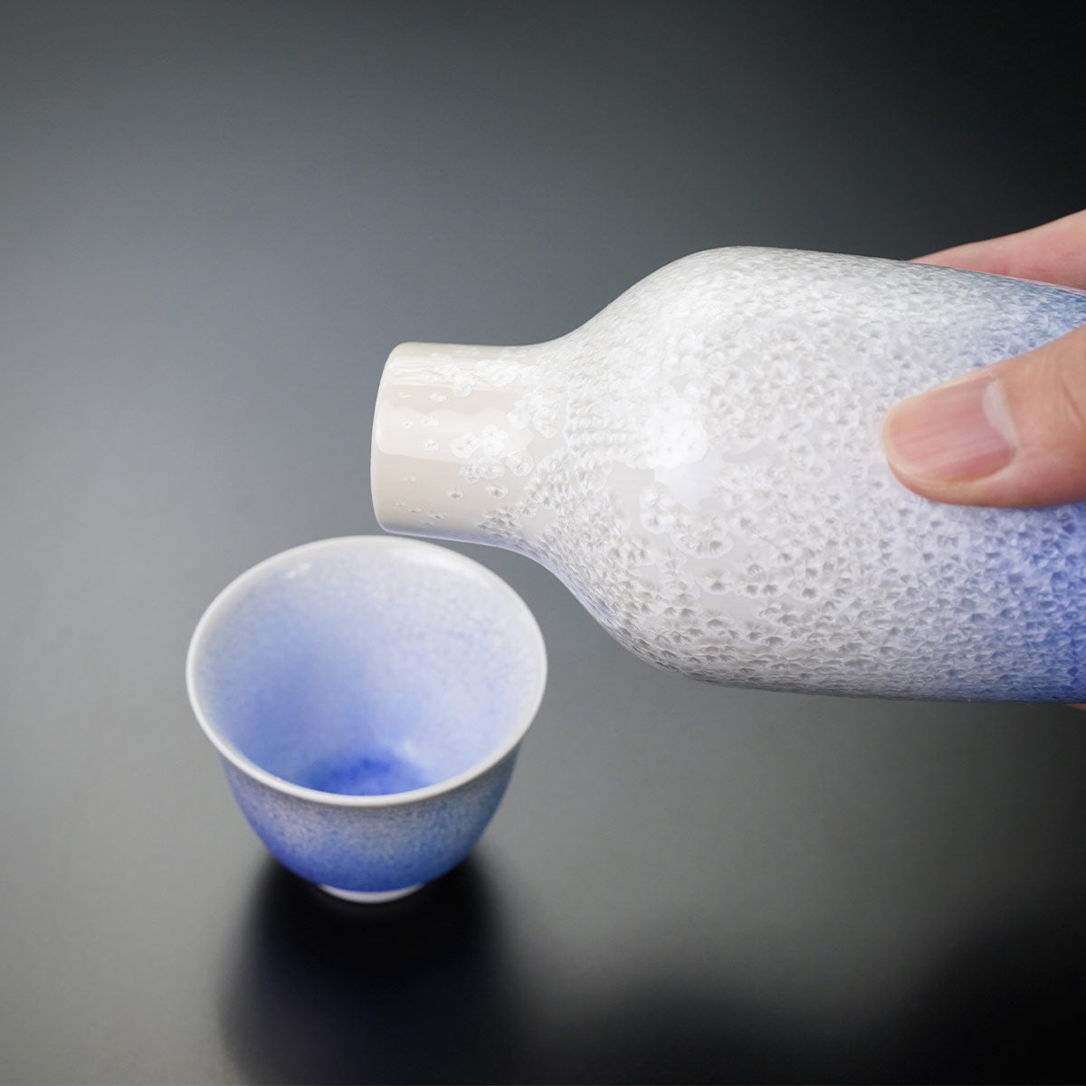 Service à saké japonais « Aizome-Suiteki » (gouttes de rosée indigo) – four Shinemon, porcelaine d'Arita