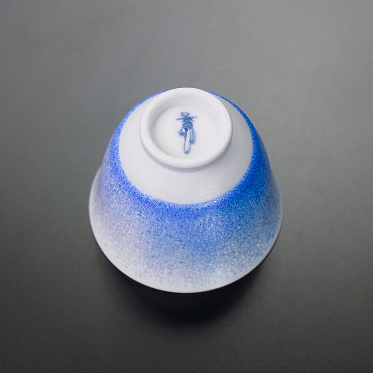 Service à saké japonais « Aizome-Suiteki » (gouttes de rosée indigo) – four Shinemon, porcelaine d'Arita