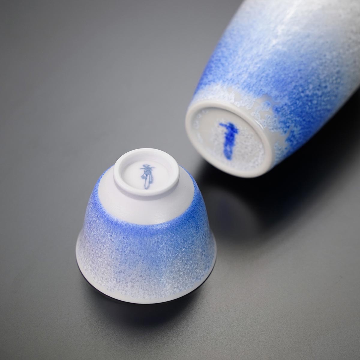 Service à saké japonais « Aizome-Suiteki » (gouttes de rosée indigo) – four Shinemon, porcelaine d'Arita