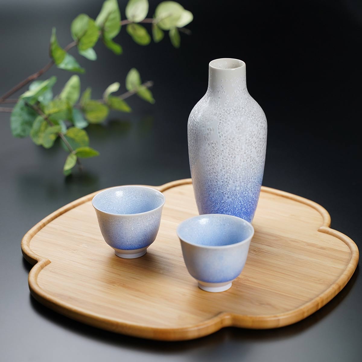 Service à saké japonais « Aizome-Suiteki » (gouttes de rosée indigo) – four Shinemon, porcelaine d'Arita