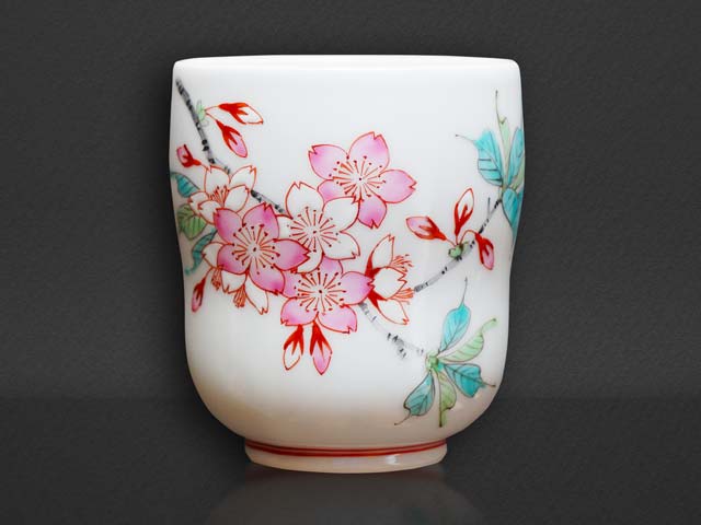 Tasse à thé japonaise (yunomi) – fleurs de cerisier iroe, four Jin, porcelaine d’Arita