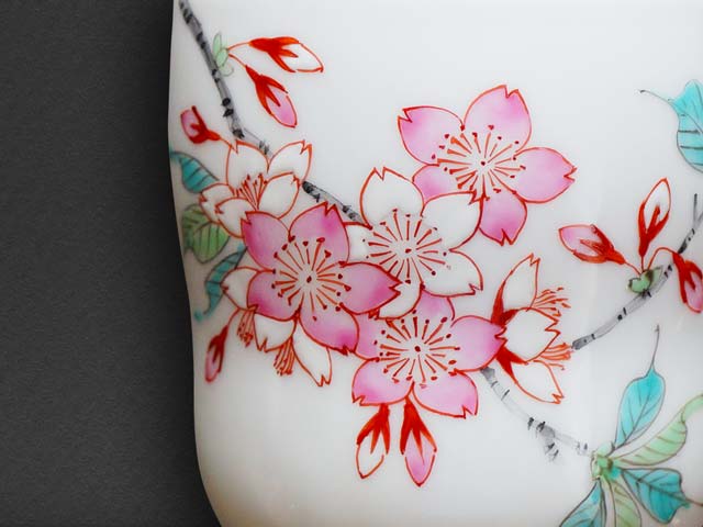 Tasse à thé japonaise (yunomi) – fleurs de cerisier iroe, four Jin, porcelaine d’Arita
