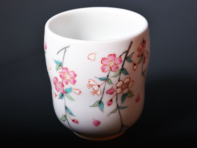 Tasse à thé japonaise (yunomi) – fleurs de cerisier iroe, four Jin, porcelaine d’Arita