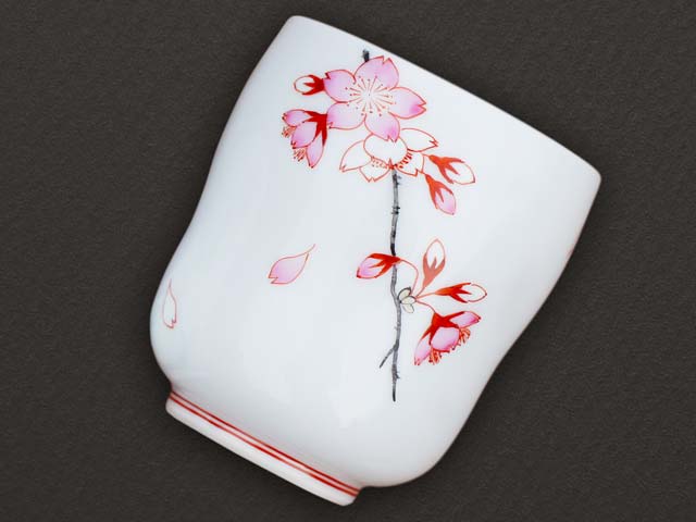 Tasse à thé japonaise (yunomi) – fleurs de cerisier iroe, four Jin, porcelaine d’Arita