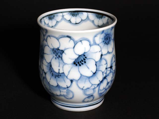Tasse à thé japonaise (yunomi) – fleurs de cerisier sometsuke, four Sojiro, porcelaine d’Arita