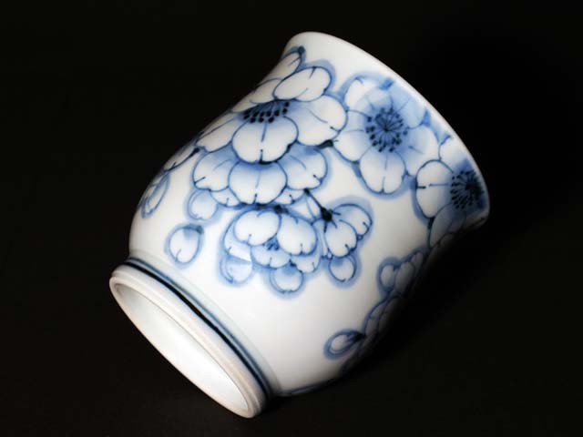 Tasse à thé japonaise (yunomi) – fleurs de cerisier sometsuke, four Sojiro, porcelaine d’Arita