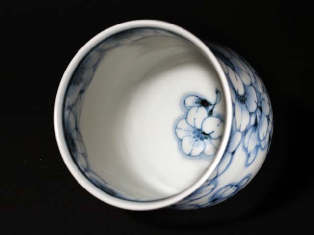 Tasse à thé japonaise (yunomi) – fleurs de cerisier sometsuke, four Sojiro, porcelaine d’Arita