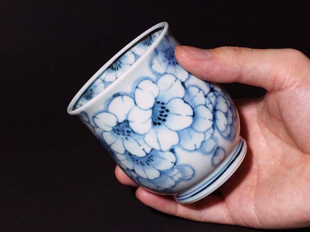 Tasse à thé japonaise (yunomi) – fleurs de cerisier sometsuke, four Sojiro, porcelaine d’Arita